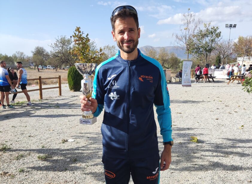 José Alberto Ramírez Con El Trofeo Obtenido En Una De Las Pruebas Del Circuito.