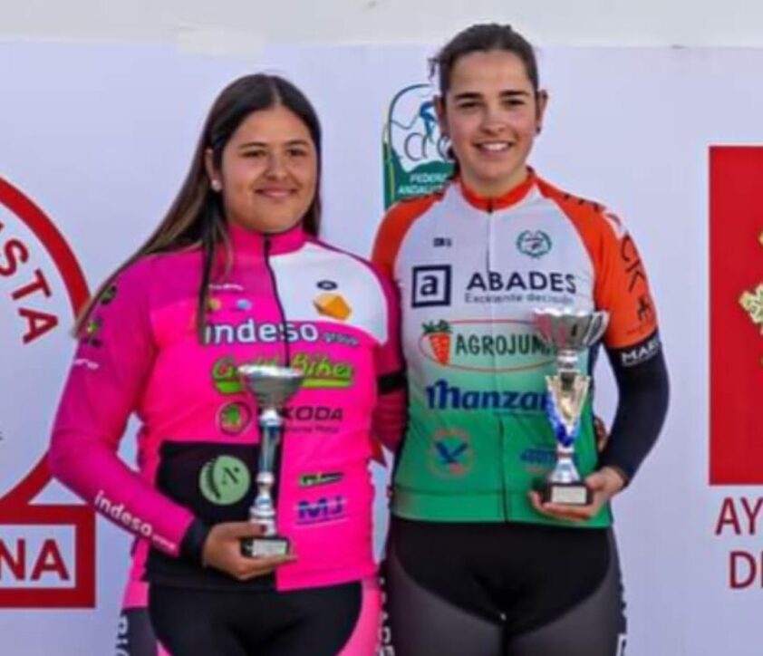 Cristina Benavides A La Derecha Con El Trofeo Obtenido Tras Ganar En Trebujena.