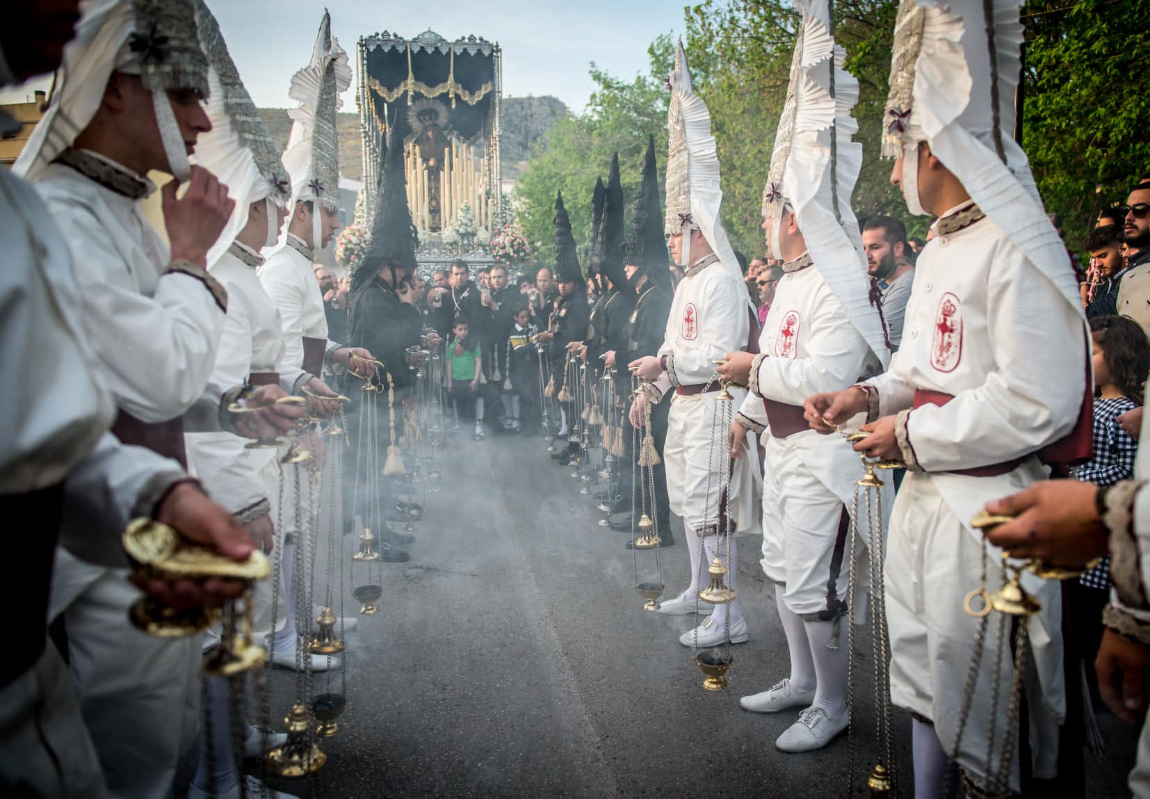 Los Incensarios Blancos Ante La Virgen De Los Dolores. Foto: M. Aguilera/lojaturismo