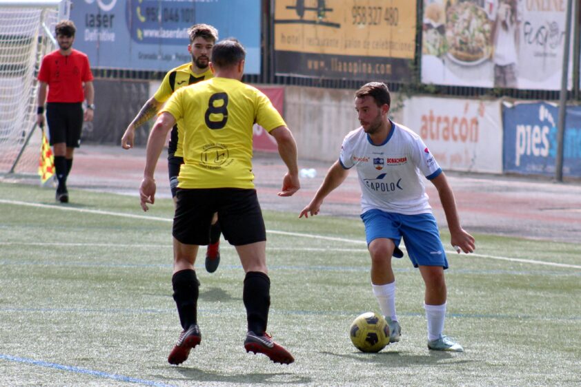 Juanfran Controla El Balón En El Partido De Ida Ante El Montefrío. Foto: Miguel JÁimez.