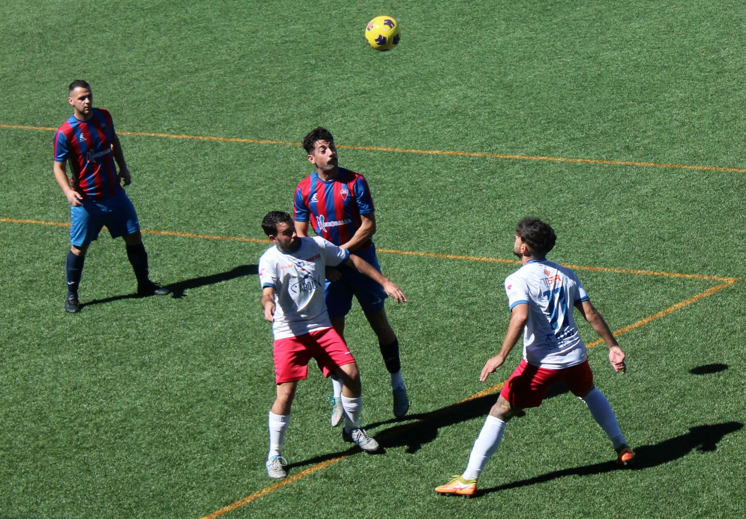 Juanfran Y Miguele Pugnan Por El Balón Con Un Jugador Del Vandalia. Foto: Paco Castillo