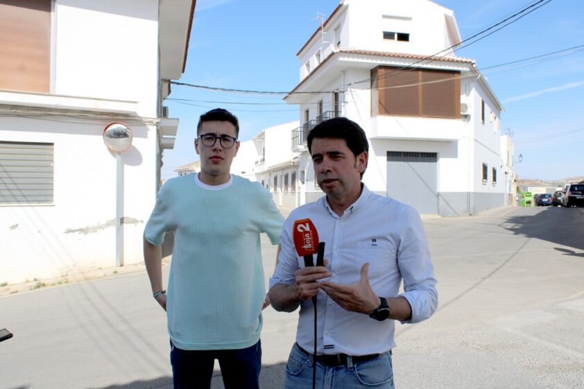 Los Socialistas Sergio Piñar Y Antonio García Atienden A Los Medios. Foto: Calma