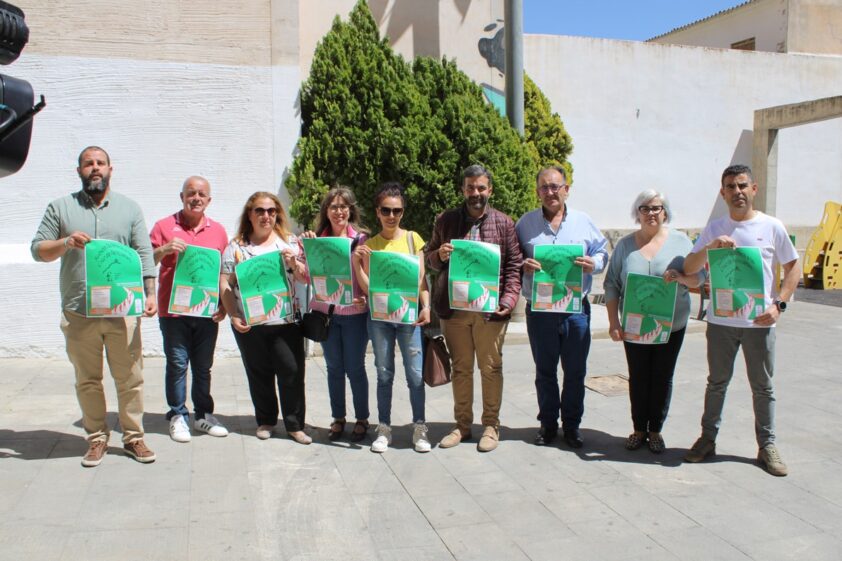 Miembros De La Asociación De Vecinos Del Barrio Alto, Junto Al Alcalde Y Concejal. Foto: C. M.