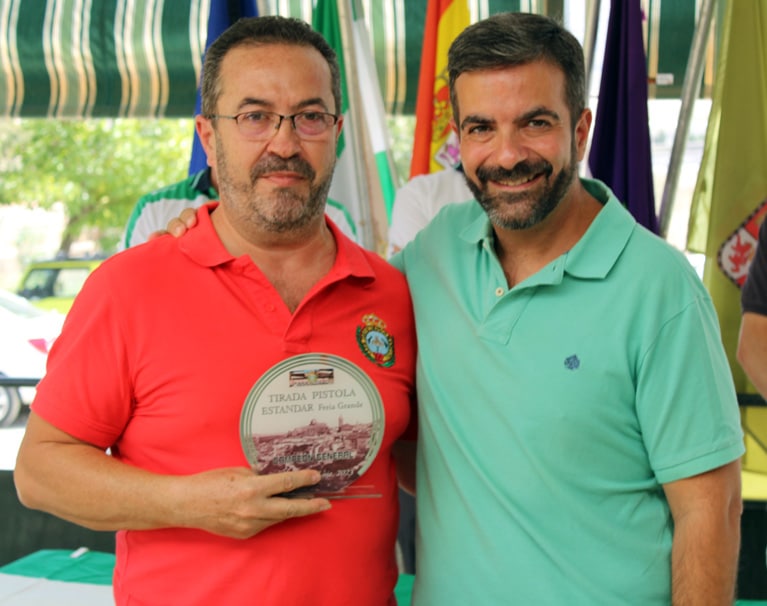 Manuel Torres Recibe El Trofeo Como Campeón De Manos Del Alcalde. Foto: Paco Castillo.