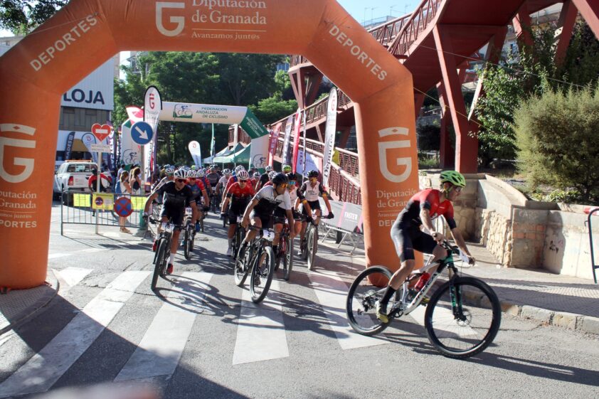 Los Ciclistas Toman La Salida Desde El Pabellón 'miguel Ángel Peña'. Foto: P. Castillo.