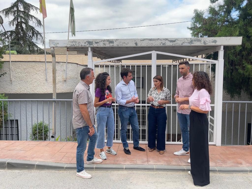 Miembros Del Psoe Lojeño, A Las Puertas De La Escuela Infantil Infanta Cristina. Foto: Cedida