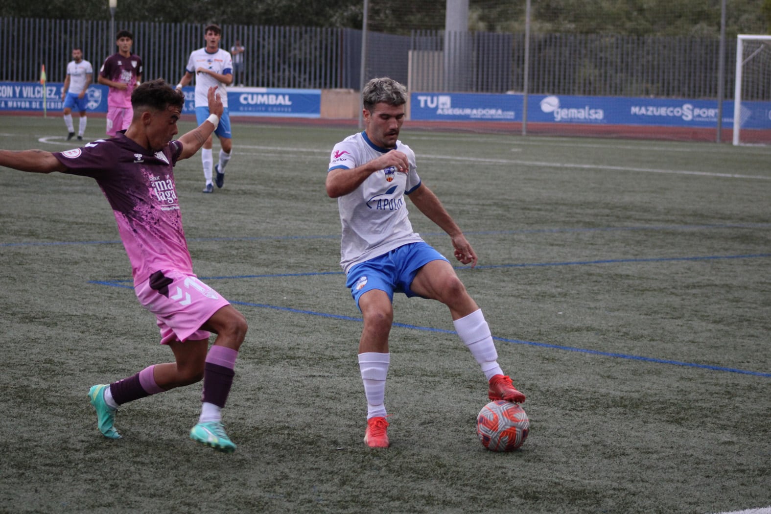 Sergio Delgado Controla El Balón Ante Un Jugador Del Atlético Malagueño. Foto: P. Castillo