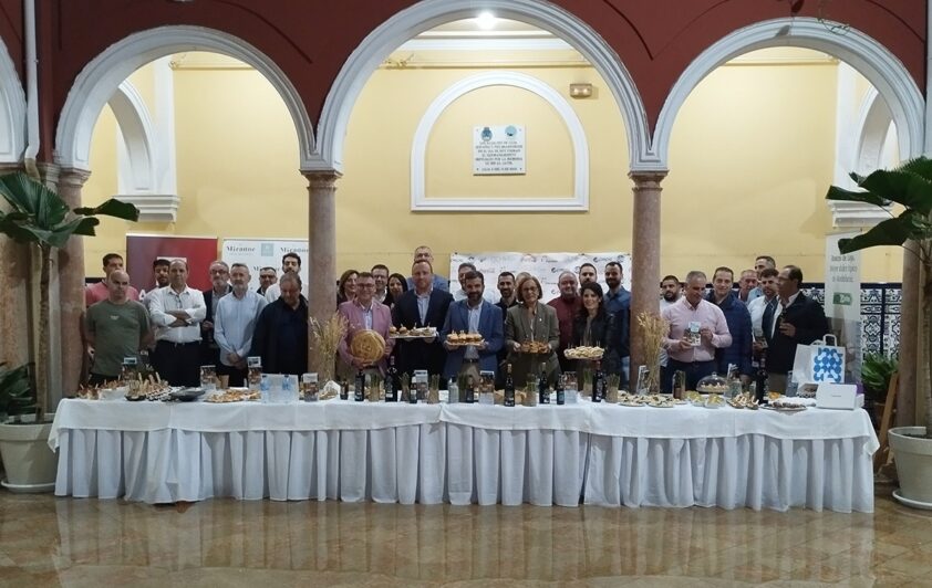 Todos Los Participantes De La Feria, Junto Al Alcalde Y El Presidente De La Alci. Foto: C. M.