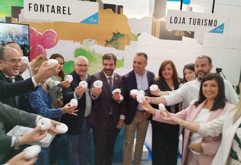 El Alcalde, Junto A Autoridades, Muestra El Símbolo Gastronómico De Loja. Foto: C. M.