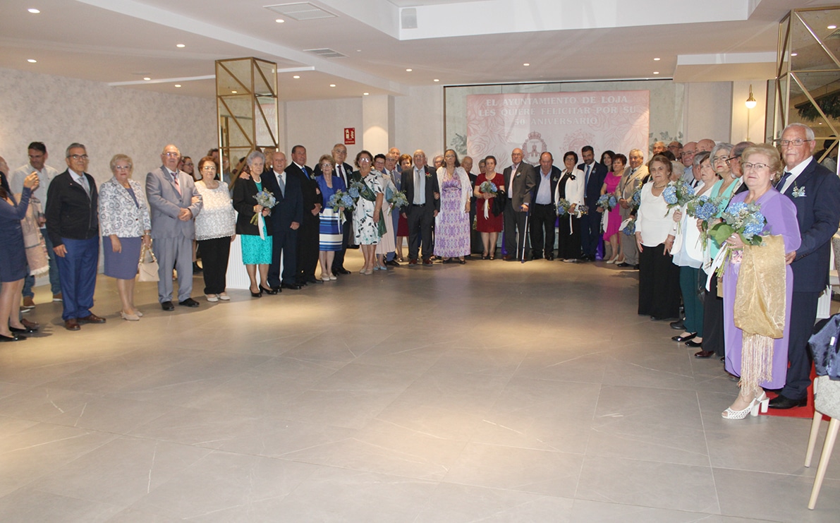 Foto De Familia De Todas Las Parejas Homenajeadas Por Su Bodas De Oro. Foto: C. M.