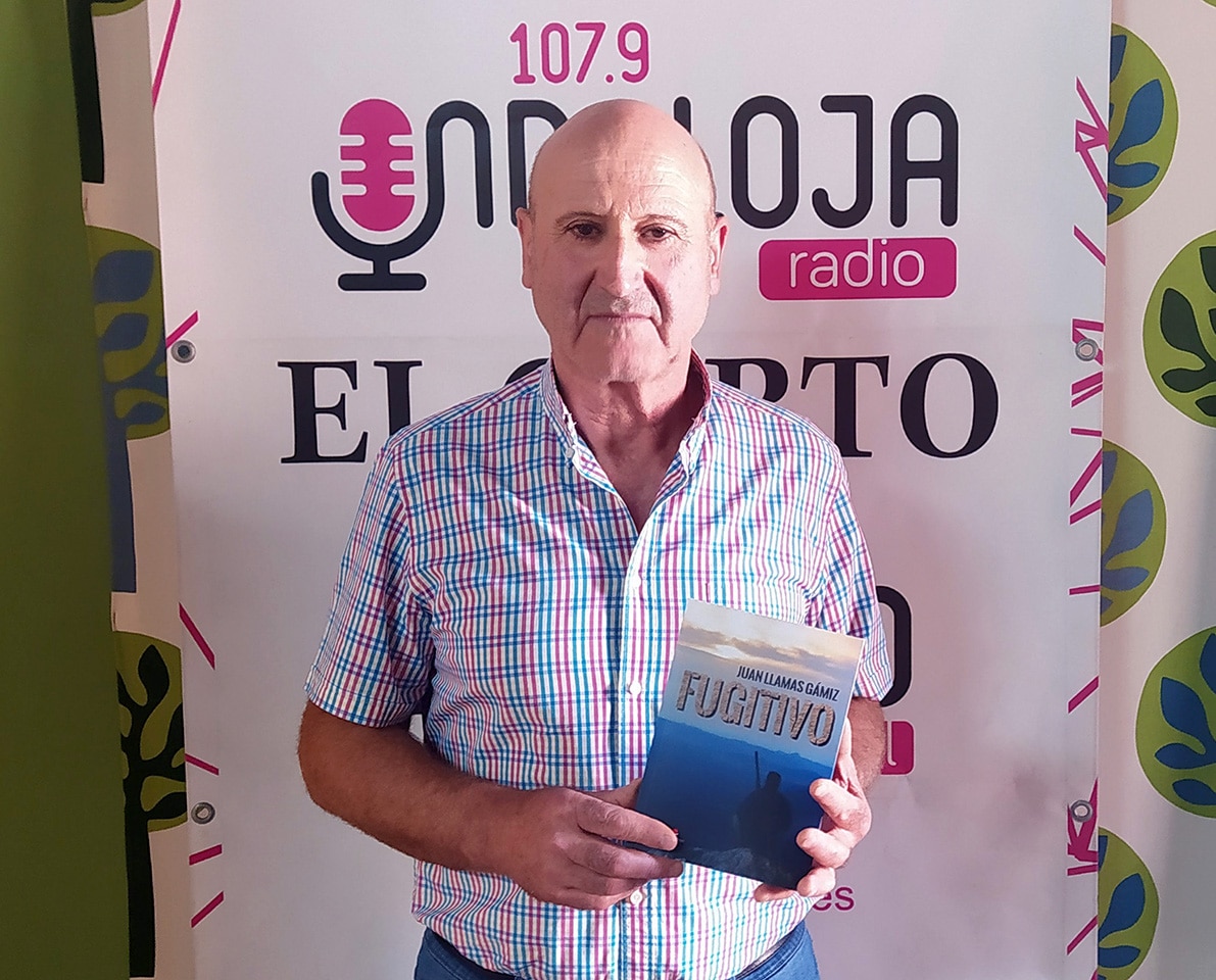 El Lojeño Juan Llamas Presentó Su Libro A Los Oyentes De Onda Loja Radio. Foto: P. C.