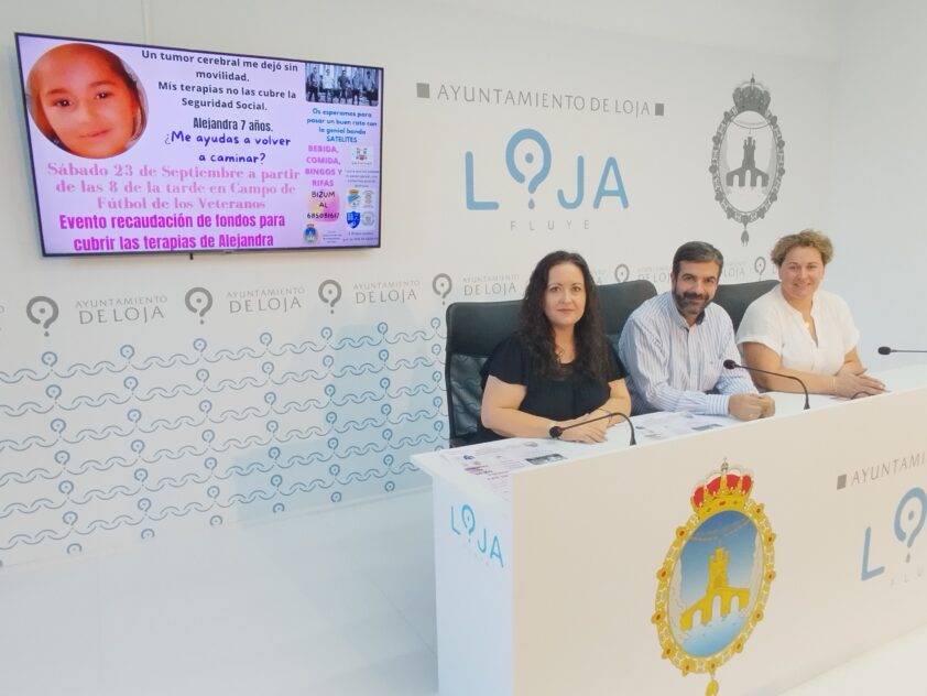 Alcalde, Concejala Y Madre De Alejandra Durante La Presentación Del Evento