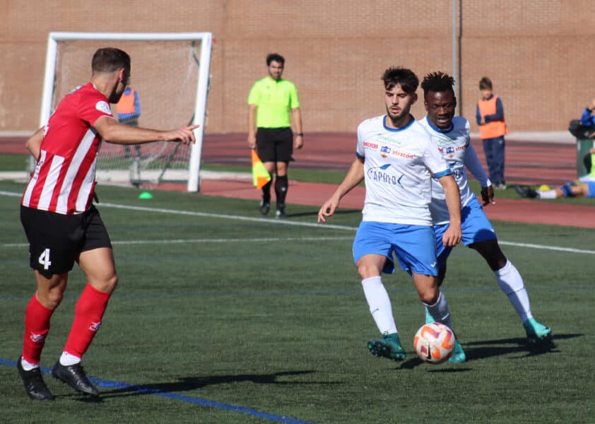 Álvaro Jiménez Con El Balón En El Partido Del Domingo Ante El Porcuna. Foto: Miguel JÁimez