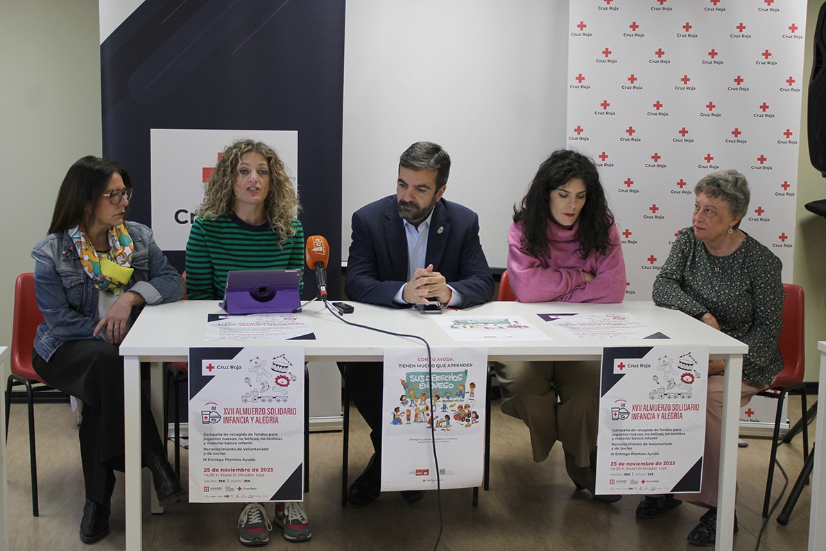 La Presidenta De Cruz Roja, Junto Al Alcalde, Concejala Y Miembros Del Comité. Foto: Calma