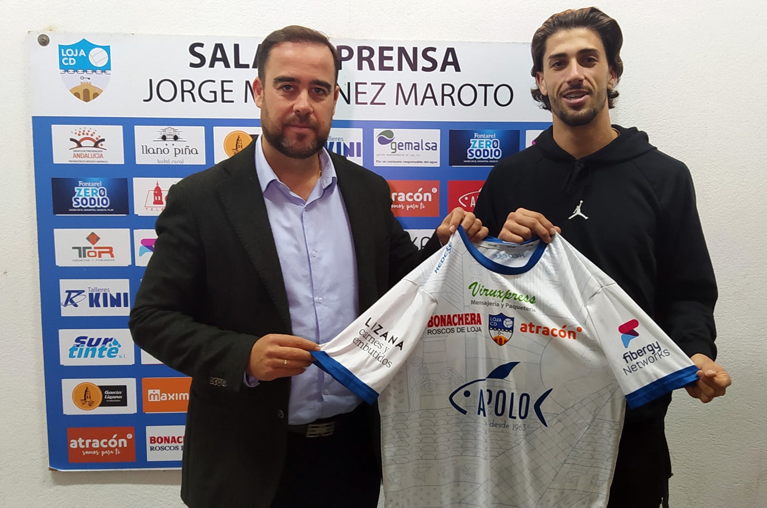 Rubén Osuna Posa Con La Camiseta Del Loja Cd Junto Al Presidente, Christian Alba. Foto: P. Castillo