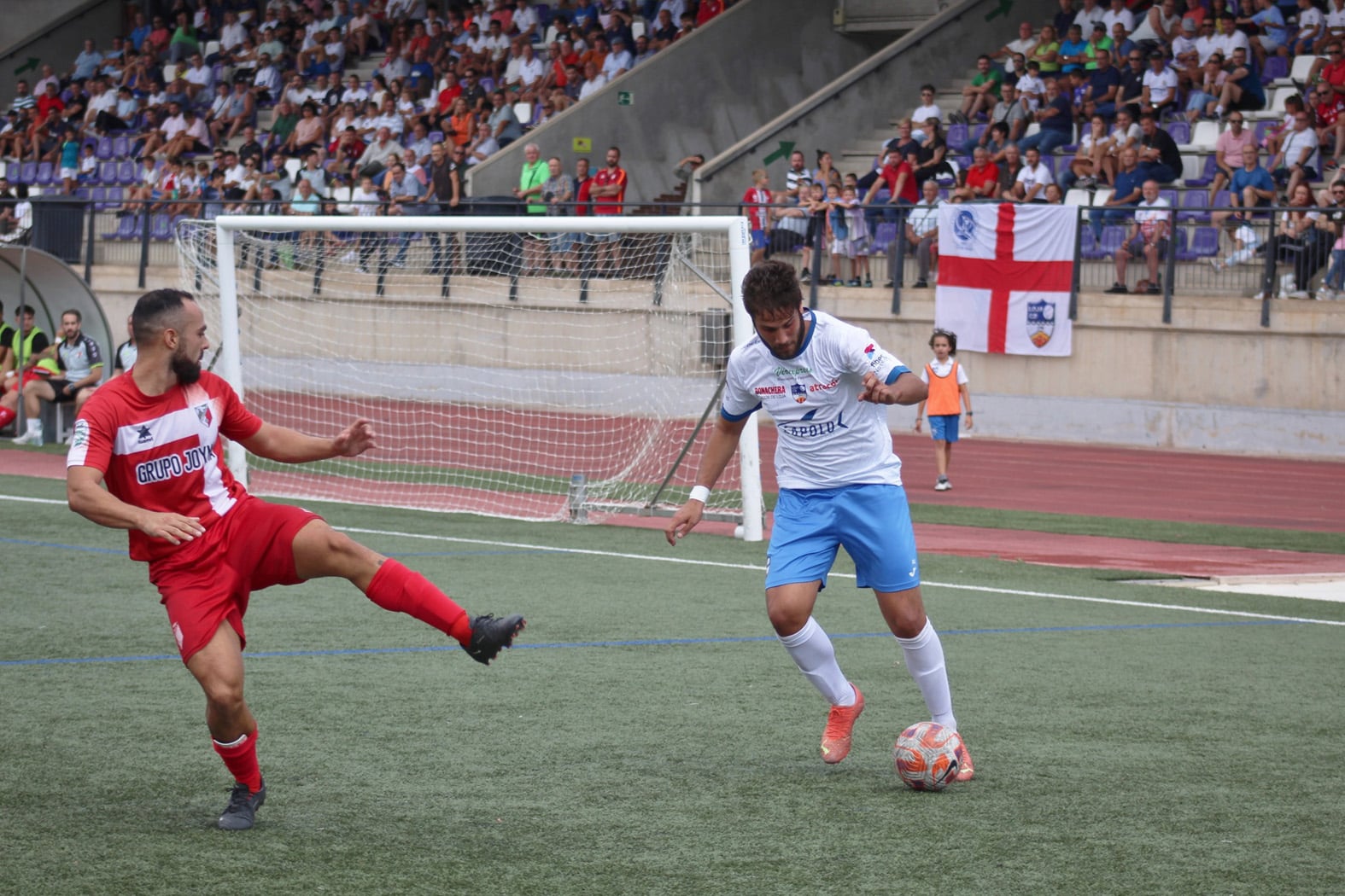 Álex Romero Centra En Una Acción Del Partido Ante Casabermeja. Foto: Miguel JÁimez