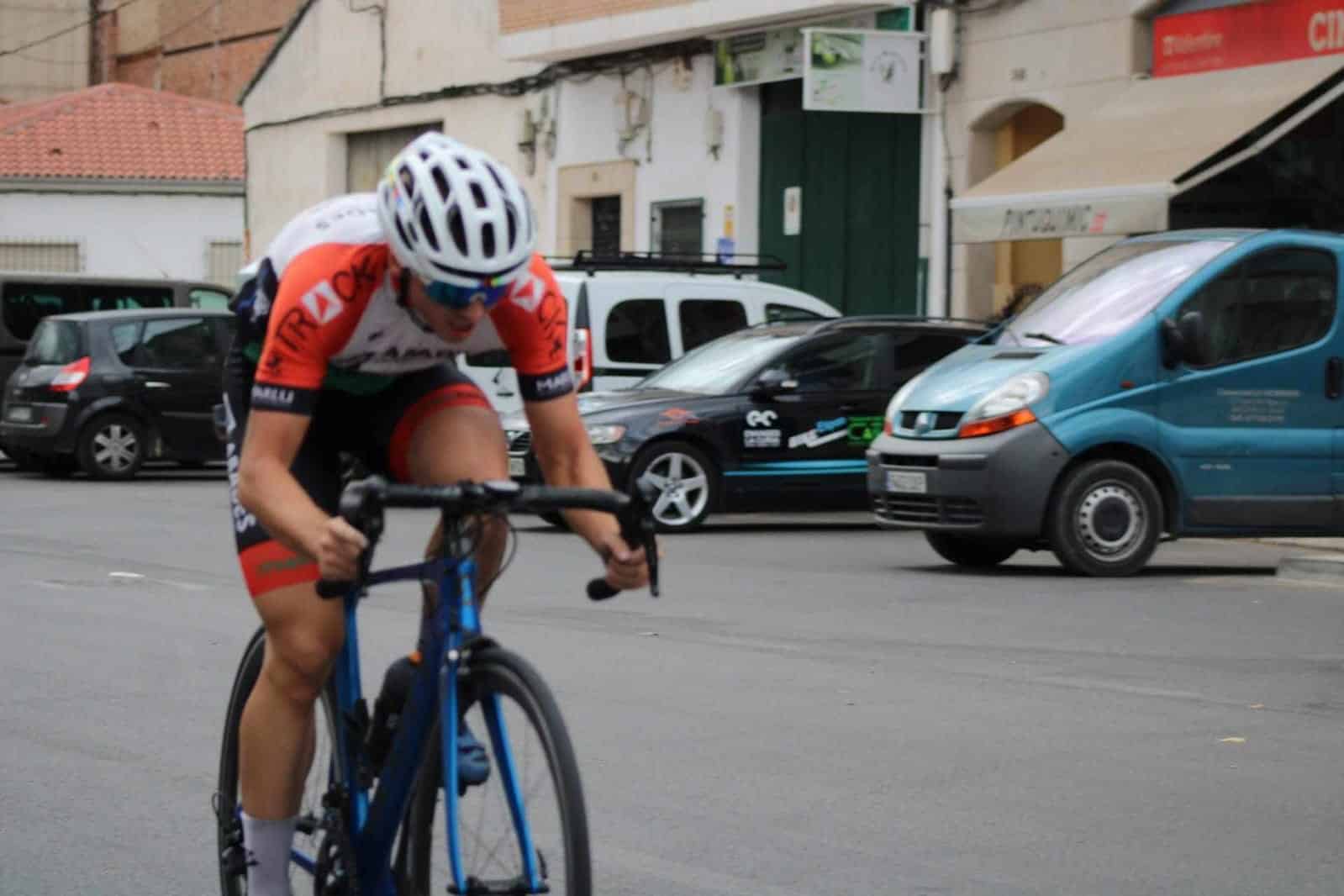 Alberto Molina En Plena Competición Con El Maillot Del Club Ciclista Lojeño