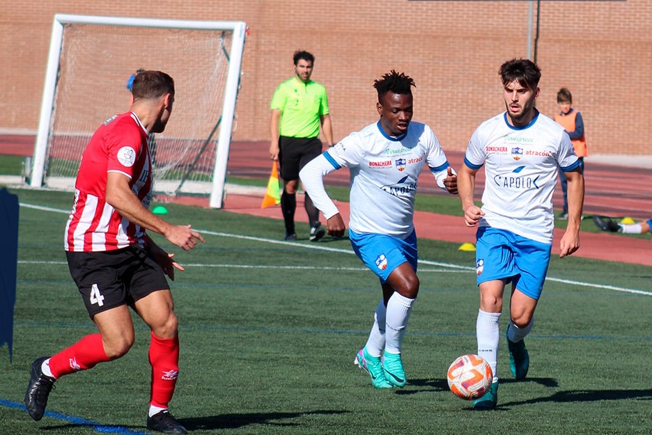 Álvaro Jiménez Y Eric Conducen El Balón Ante Un Jugador Del Atlético Porcuna. Foto: M. JÁimez