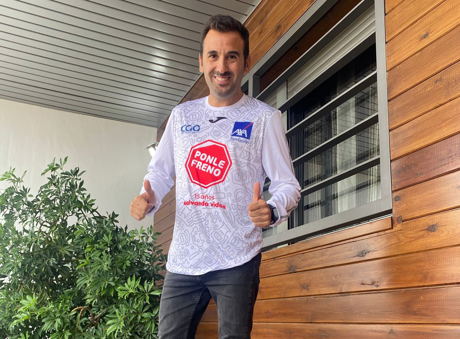 José María Muñoz Con La Camiseta De La Carrera 'ponle Freno' En La Que Estará Como 'speaker'