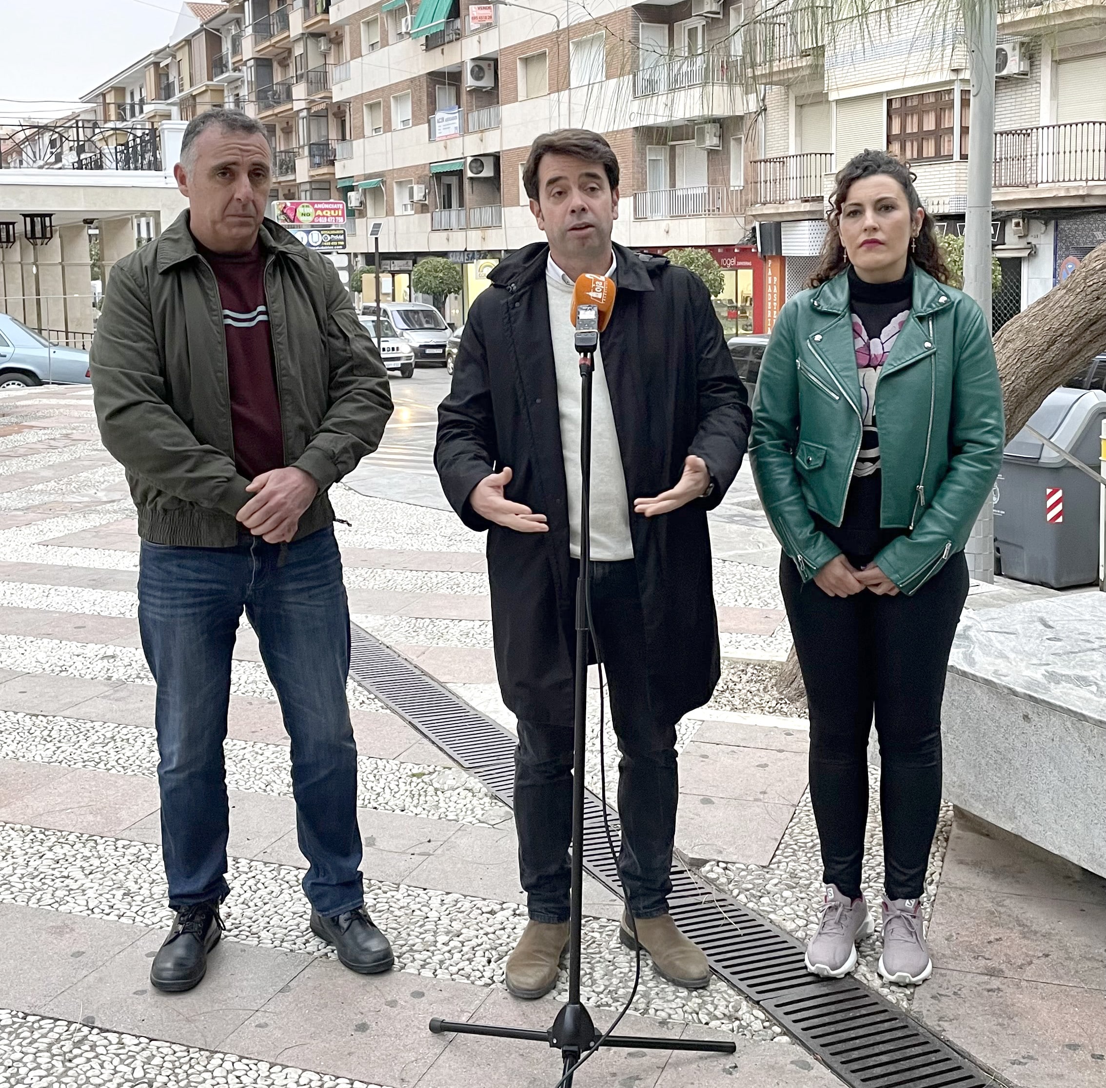 García (en El Centro) Junto A Los Concejales Socialistas Manuel Ruiz Y Belén Rama. Calma