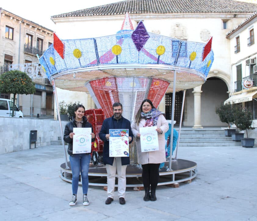 Las Concejalas De Juventud Y Fiestas Junto Al Alcalde En El Tiovivo De La Plaza De Joaquín Costa. Fo