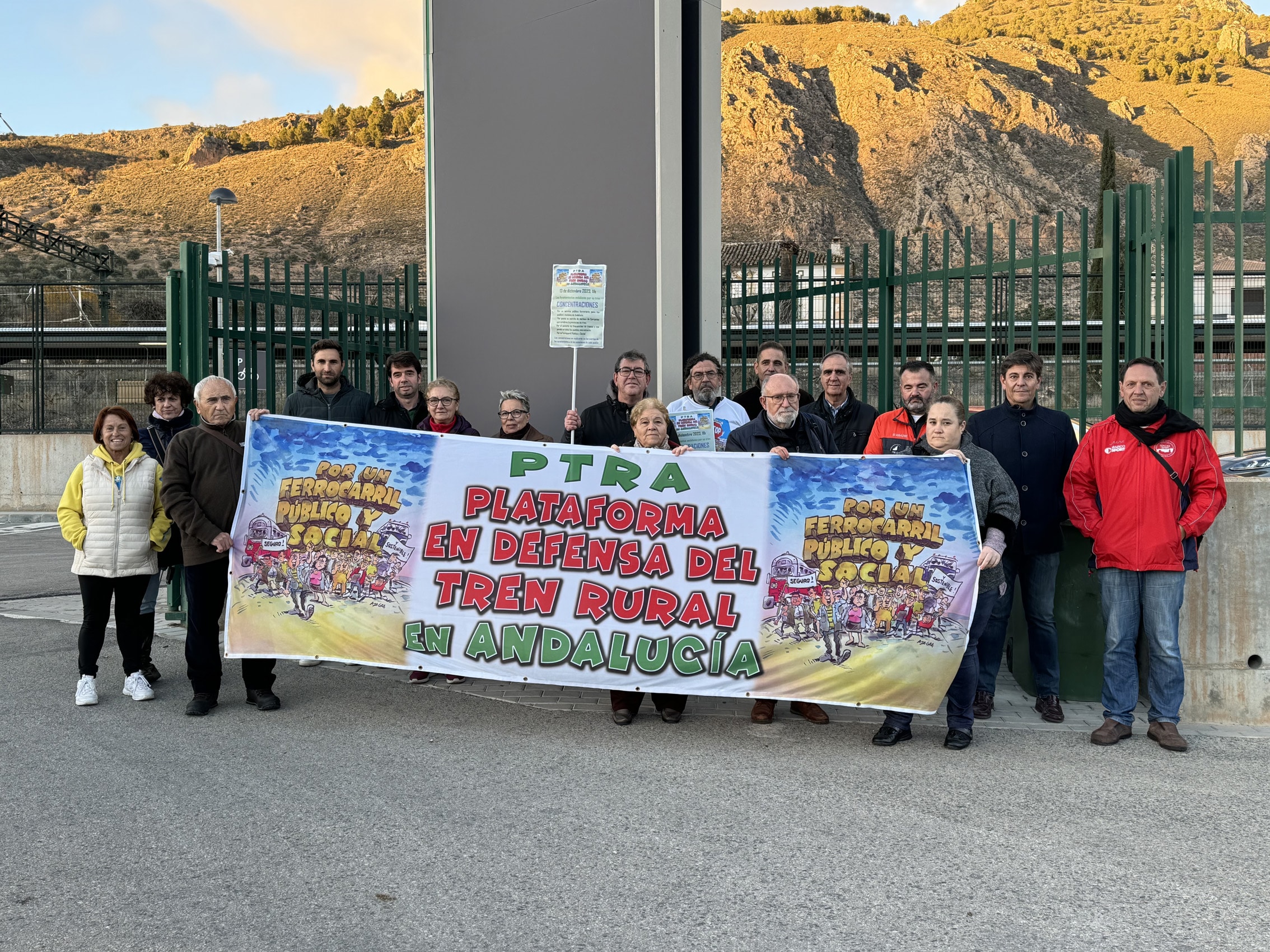 Concentración De La Plataforma Con El Apoyo De Los Partidos En La Estación De Tren De Loja. Cedida