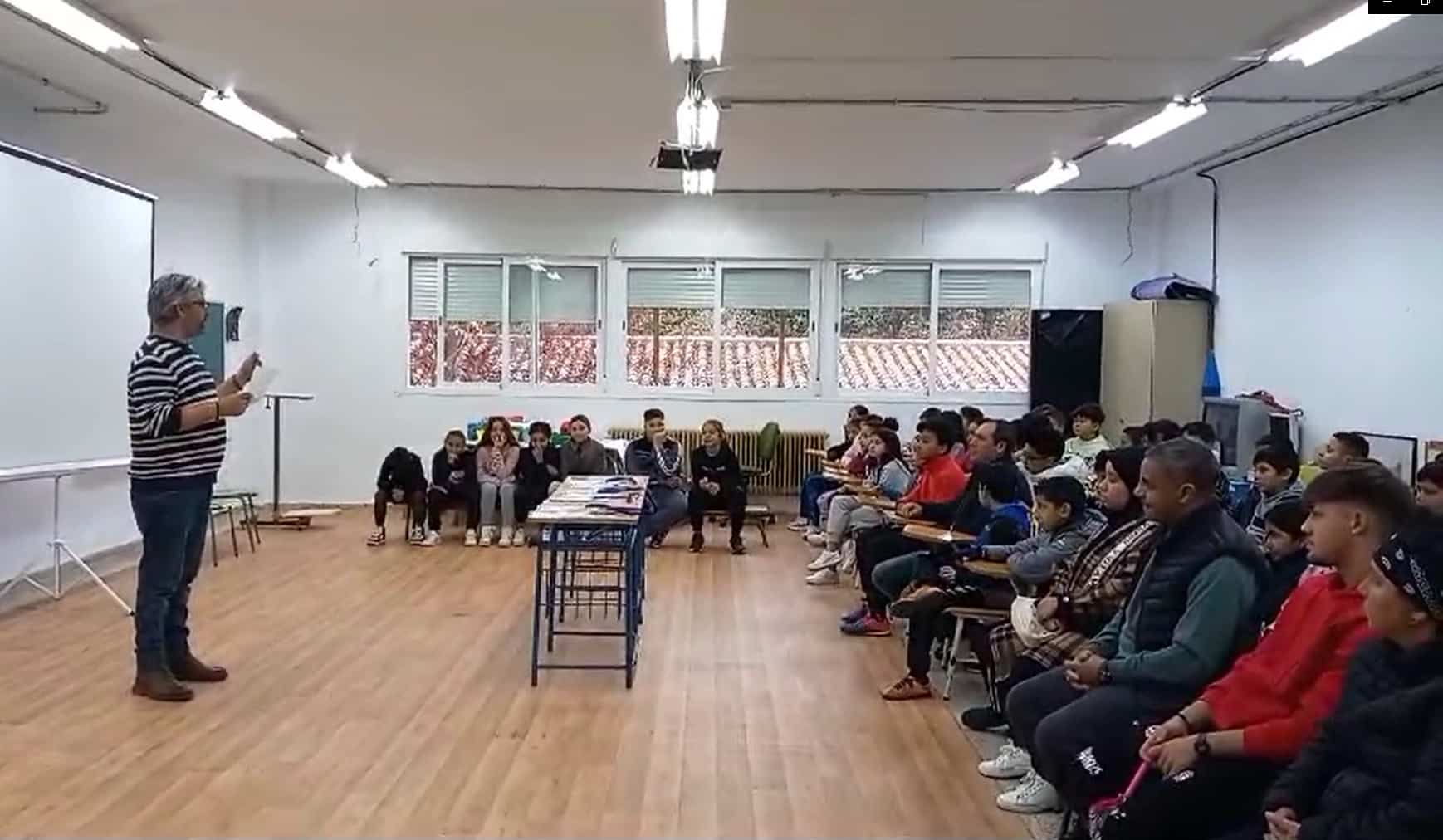 Un Momento Del Acto De Entrega De Diplomas A Los Alumnos