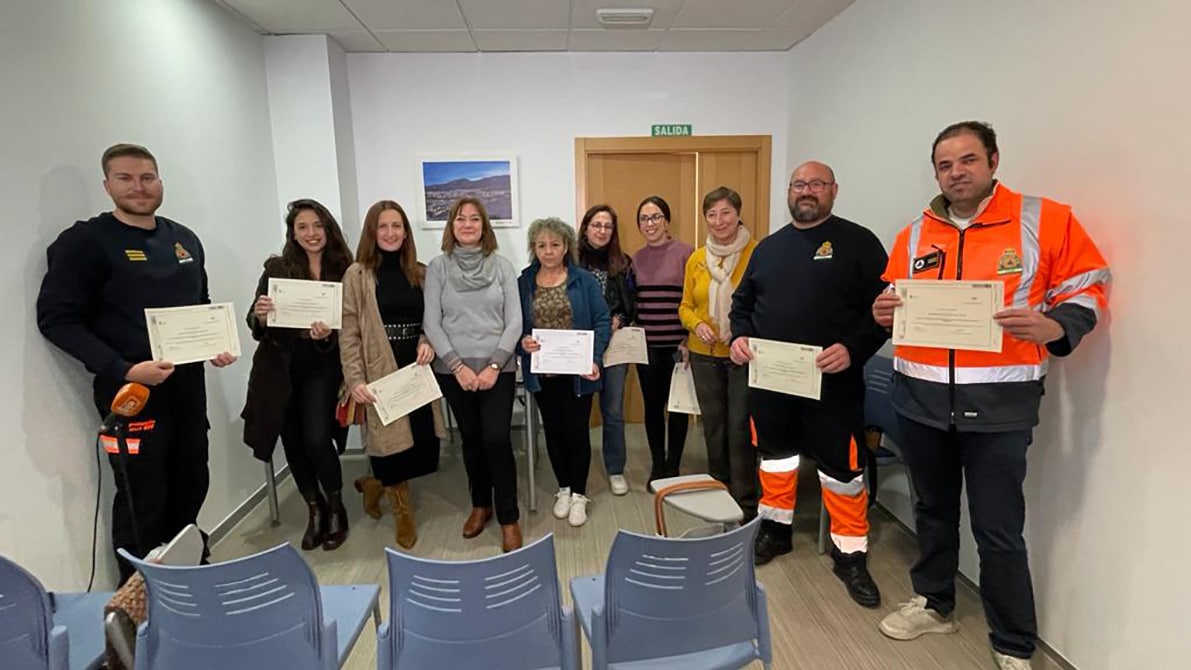 Algunos De Las Personas Que Se Han Formado Muestran Su Certificado. Foto: Calma