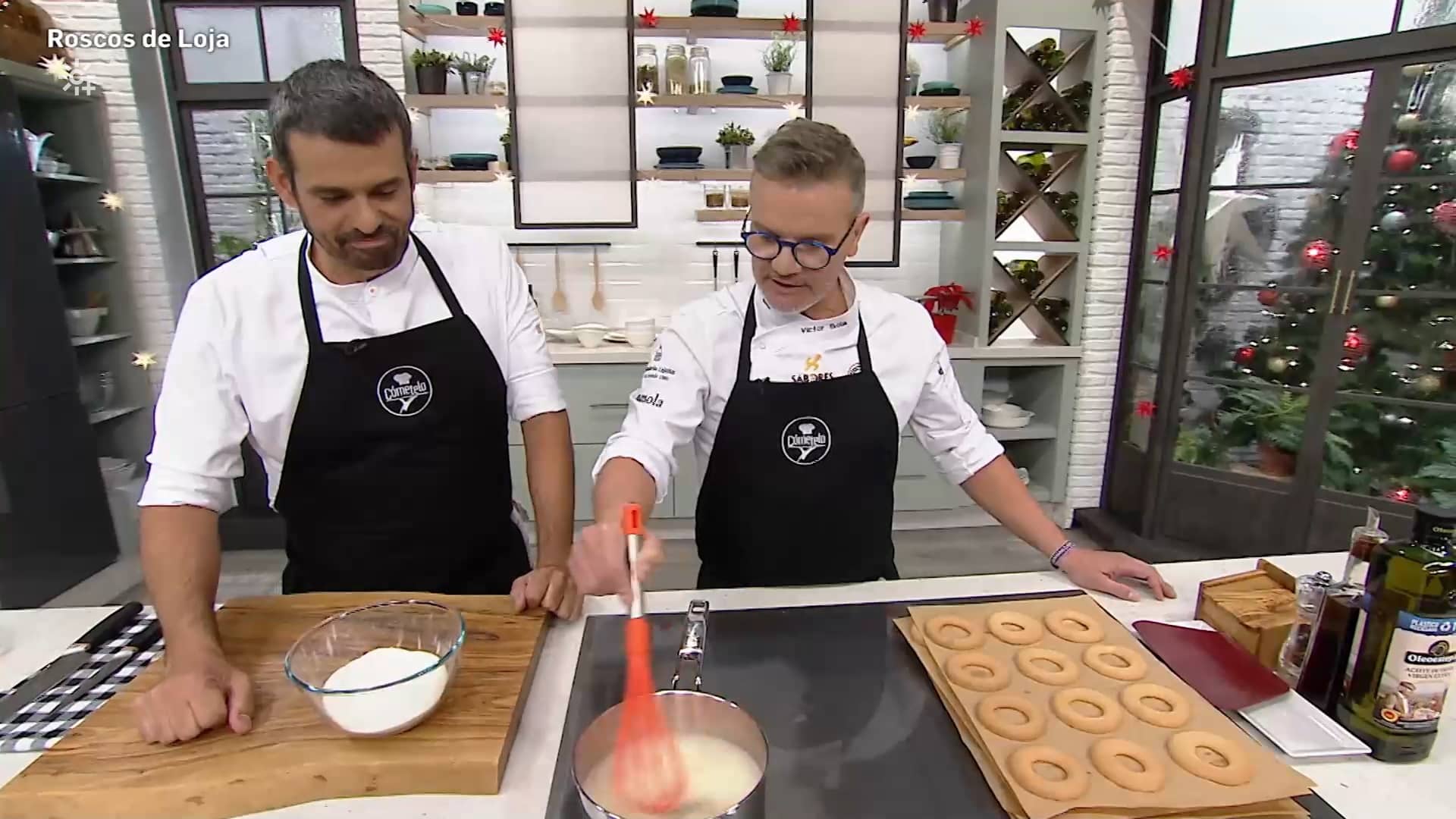 Enrique Sánchez Y Víctor Sola Durante La Elaboración Del Rosco De Loja En El Programa