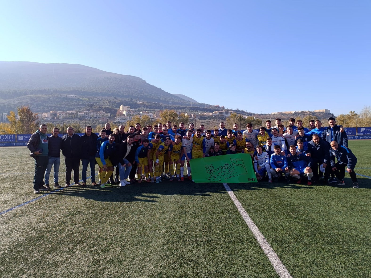 Los Dos Equipos Posan Junto A Samuel Y Su Familia Antes Del Partido. Foto: Natalia Castillo