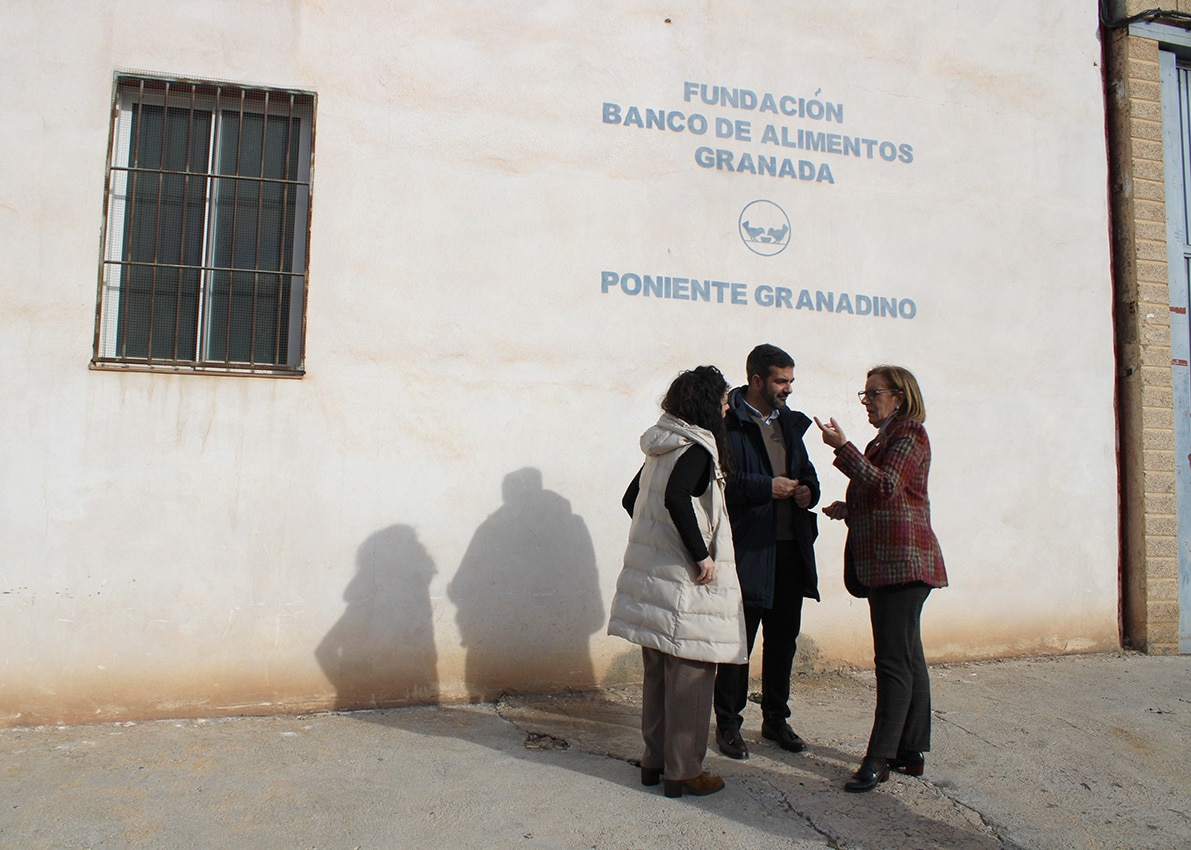 La Delegada (dcha), Junto Al Alcalde Y La Concejala De Bienestar Social. Foto: C. M.