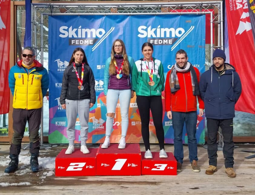 Lucía Olivas A La Derecha En El Podio Tras El Tercer Puesto Conseguido En La Copa De España.