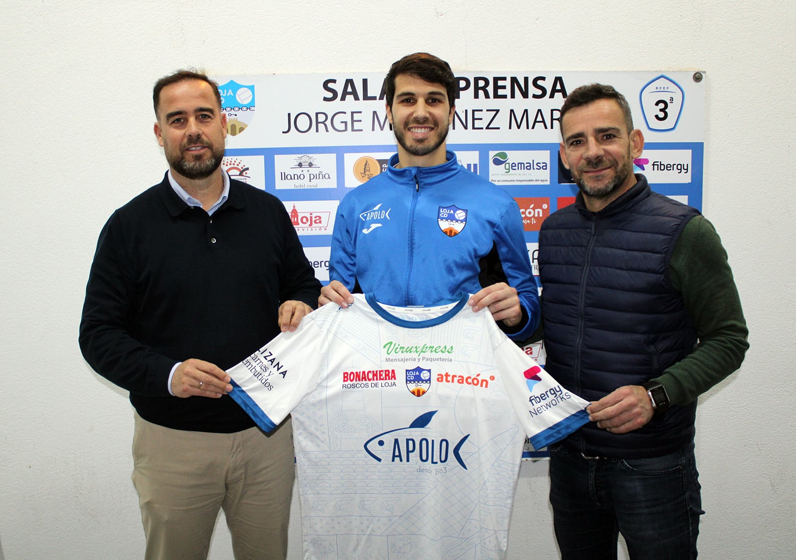 Lolo Armario Posa Con La Camiseta Del Loja Cd Junto Al Presidente Y El Director Deportivo. P.c.