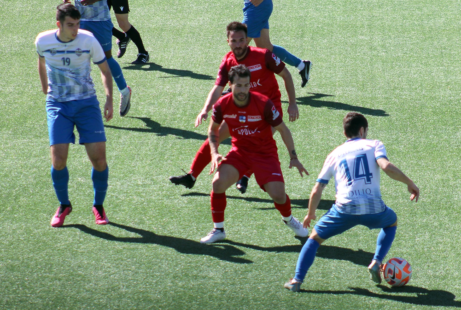 Diego Gámiz, Que Debutó Con El Loja, Presiona A Un Jugador Del Mijas Las Lagunas. Foto: P. Castillo