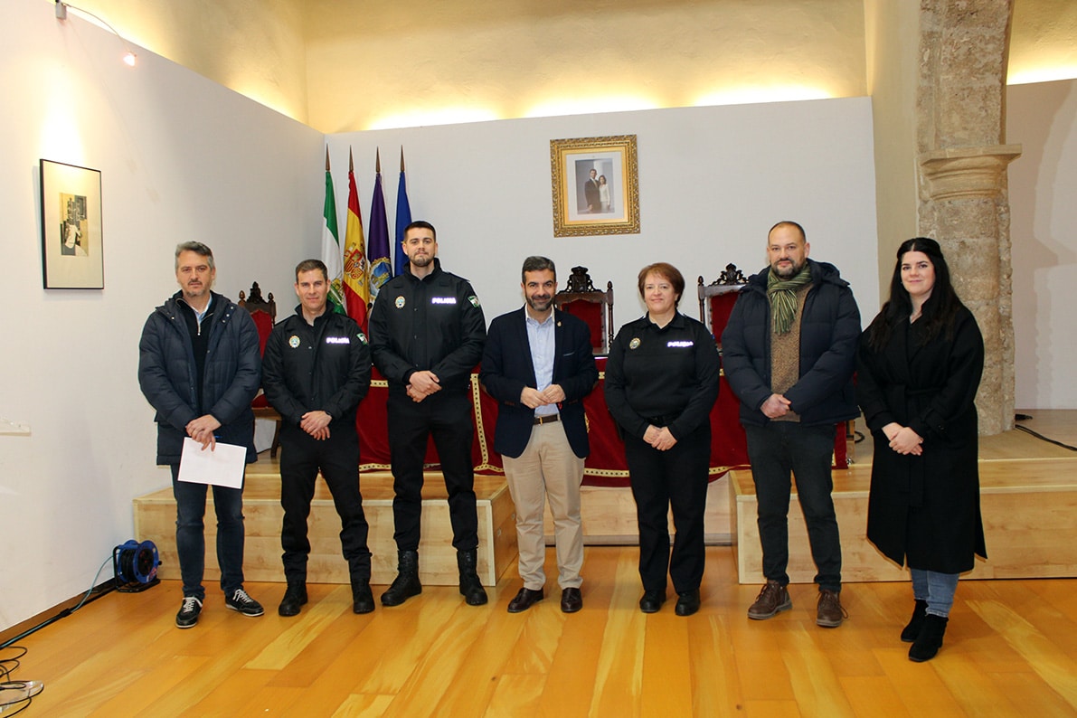 Los Dos Nuevos Agentes Locales, Junto Al Alcalde Y Autoridades Municipales. Foto: Calma