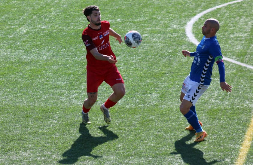 Disputa De Balón Entre Rubén Osuna Y Un Jugador Del Alhaurino. Foto: Paco Castillo.