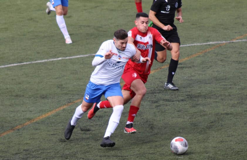 Javi Gallo Pugna Por El Balón Con Un Jugador Del Casabermeja. Foto: Paco Castillo.