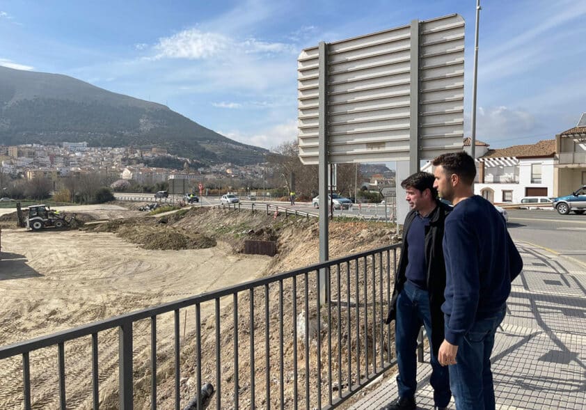 Los Socialistas García Y Ortega Observan Las Obras De La Rotonda En El Cerro. Foto: Cedida