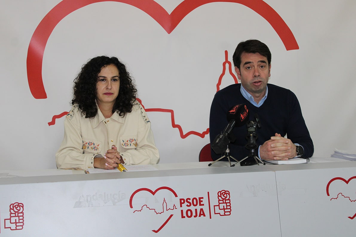 Mari López Y Antonio García, Durante La Rueda De Prensa Del Psoe De Loja. Foto: P. C.