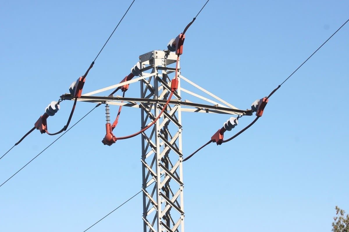 Endesa Refuerza La Red Eléctrica De Loja Con Una Línea De Media Tensión. Foto: Cedida