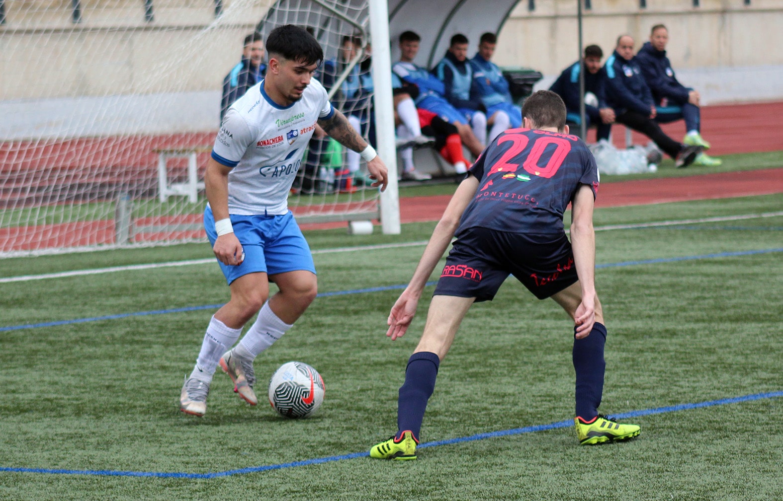 Álex Yepes Controla El Balón Ante Un Jugador Del Martos. Foto: Miguel JÁimez