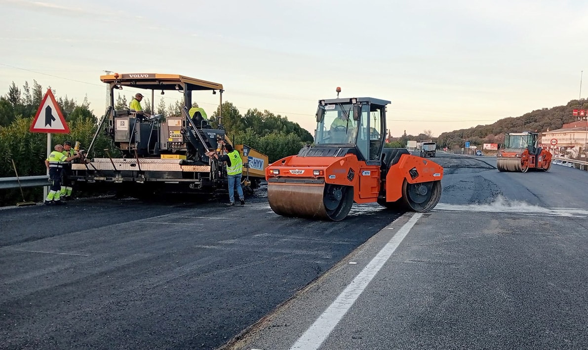 Trabajos De Asfaltado Que Se Realizan En La A 92 Por El Término De Loja. Foto: Cedida