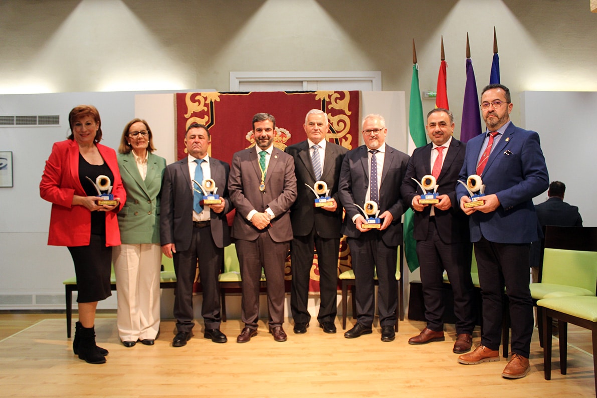 Todos Los Premiados, Junto Al Alcalde De Loja, Y La Delegada De La Junta. Foto: Calma