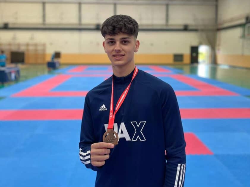 Javier Ruiz Con La Medalla Obtenida En El Campeonato Universitario De Madrid