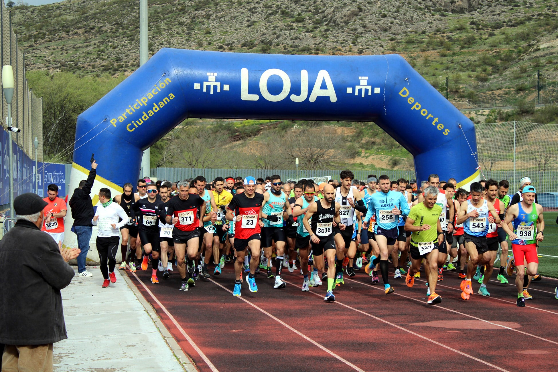 Los Atletas Toman La Salida Desde El Arco Del área De Deportes De Loja. Foto: Paco Castillo