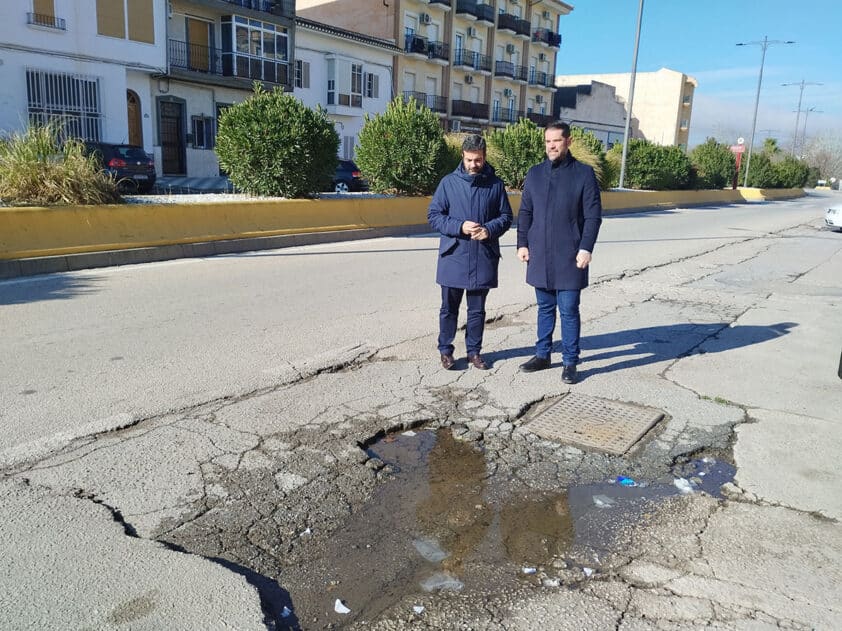 El Alcalde Y El Concejal De Urbanismo Observan Un Socavón En Esta Zona. Foto: C. M.