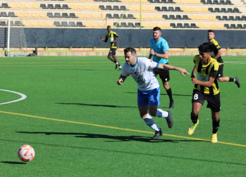 Javi Gallo Persigue El Balón En El Partido Ante El Berja. Foto: Paco Castillo.