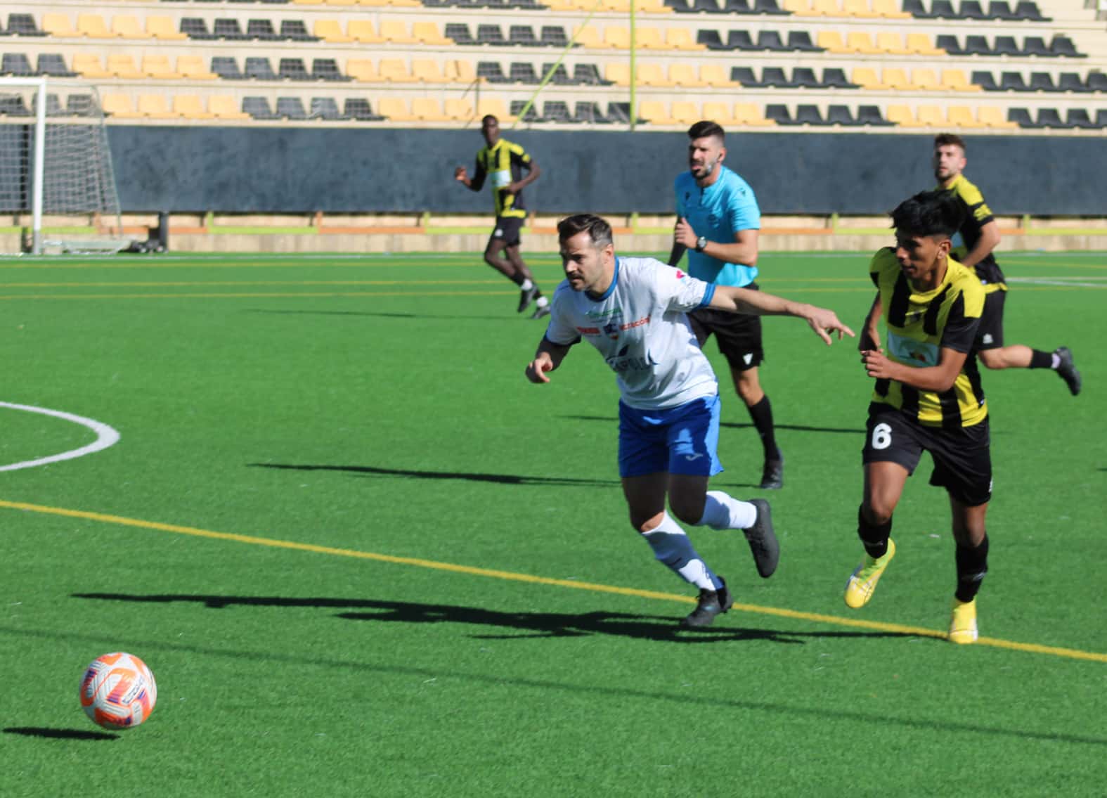 Javi Gallo Persigue El Balón En El Partido Ante El Berja. Foto: Paco Castillo.