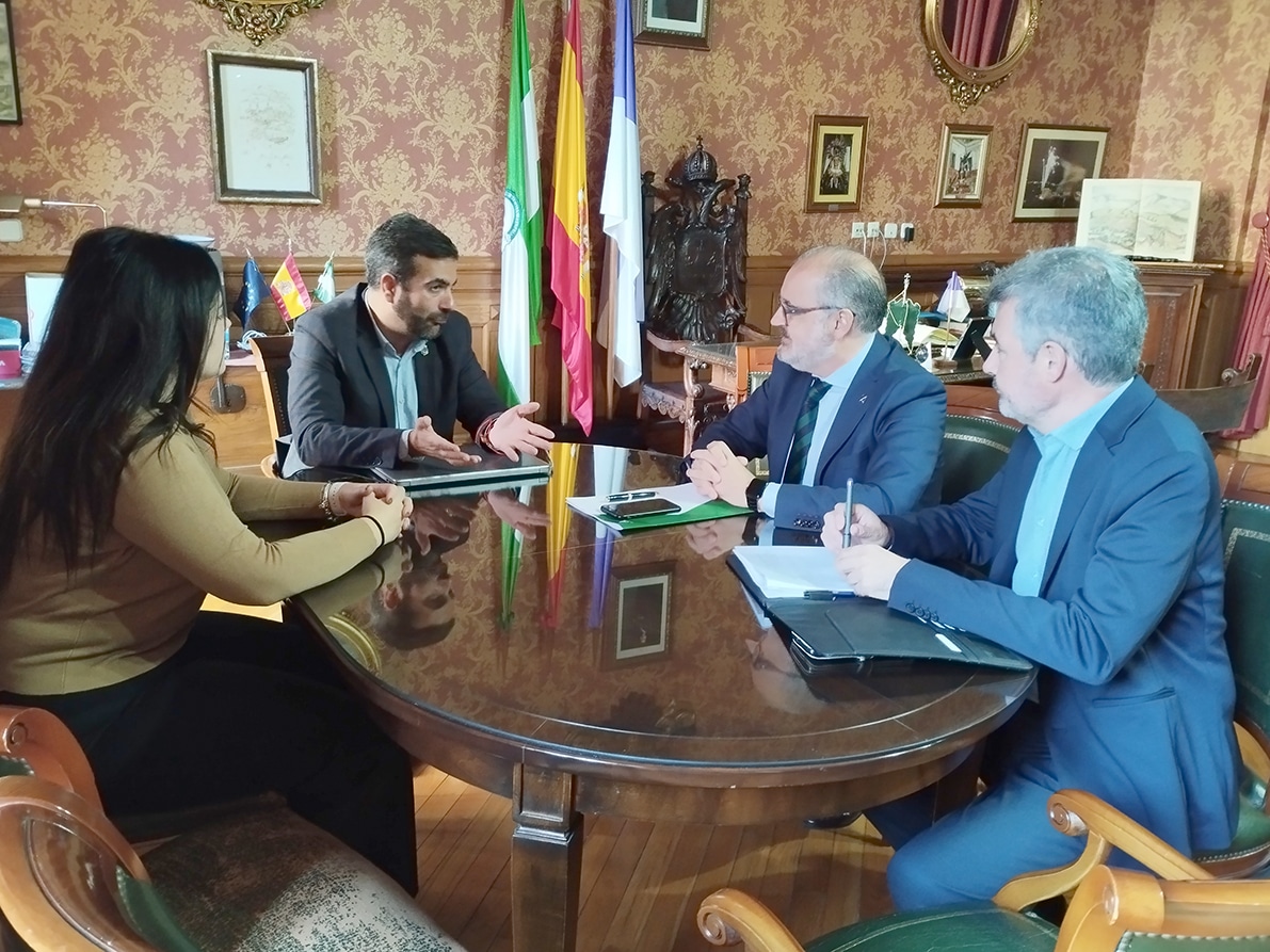 El Delegado De Administración Pública, En La Reunión En El Ayuntamiento. Foto: C.m.