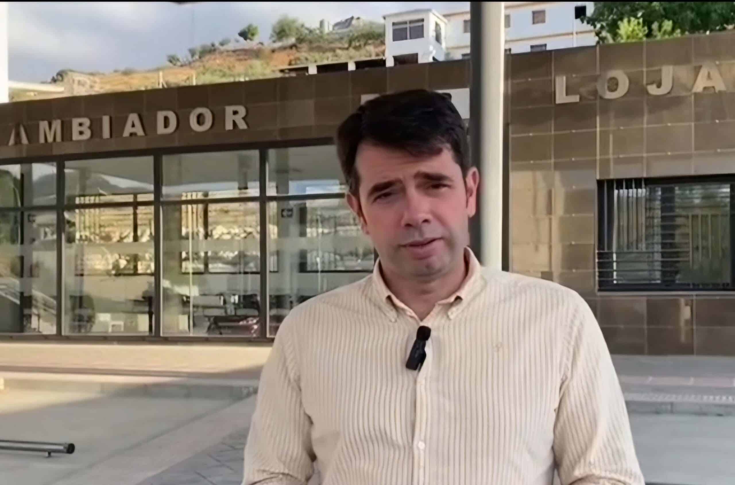 El portavoz del PSOE, Antonio García, en el vídeo que denuncia el retraso de la apertura de la estación.